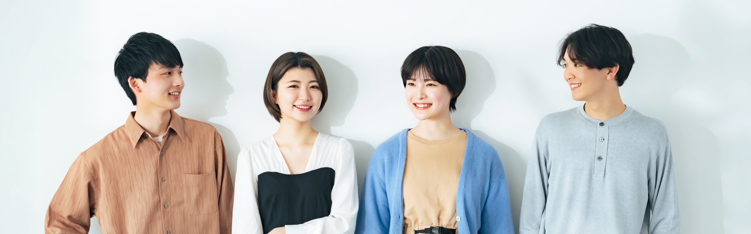 若い男女が並んでいる画像